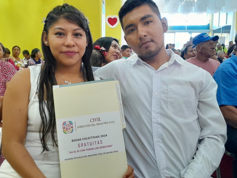 Se casan 94 parejas en boda colectiva de Salina Cruz