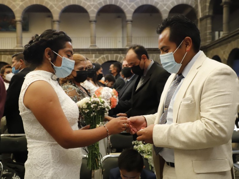Se casan más de 100 parejas en boda comunitaria
