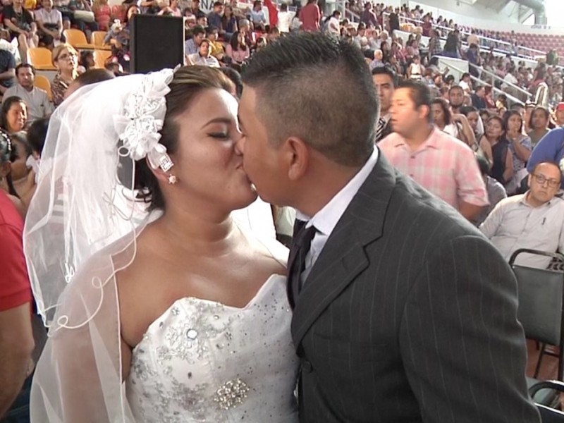 Se casan por el civil 714 parejas