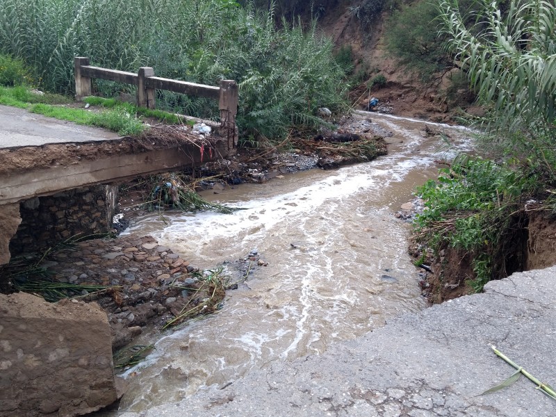 Se colapsa puente en San Esteban por lluvias