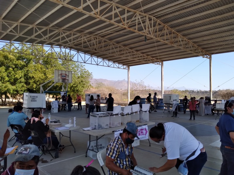 Se comienzan a retirar ciudadanos de casillas por apertura tardía