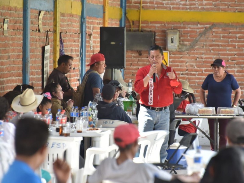 Se compromete Gustavo Nieto Chávez con comuneros de  Ahuacatlán