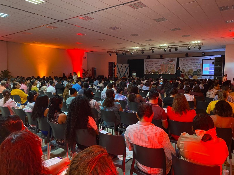 Se concentran 800 maestros en jornada académica regional