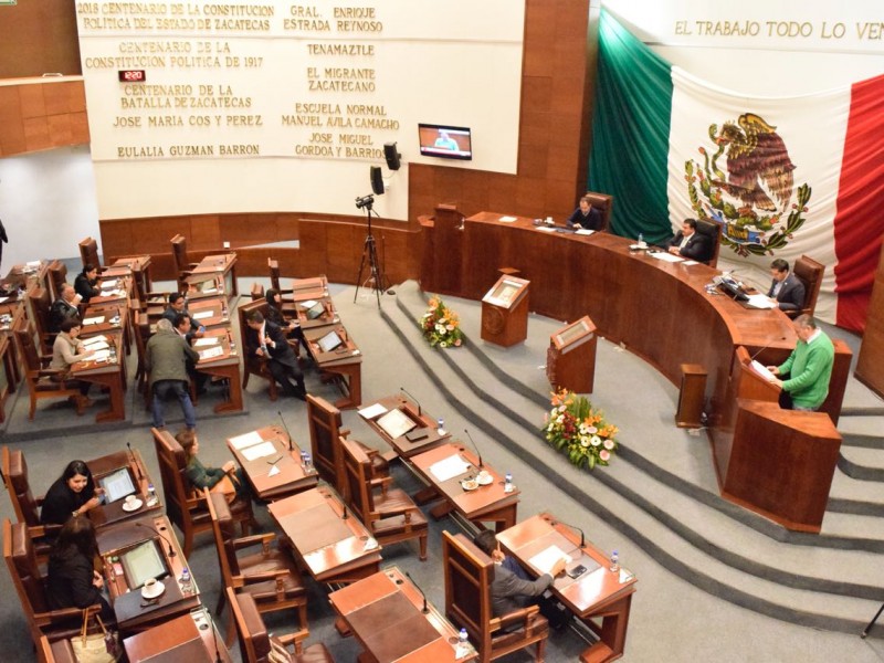 Se confrontan diputados locales en sesión