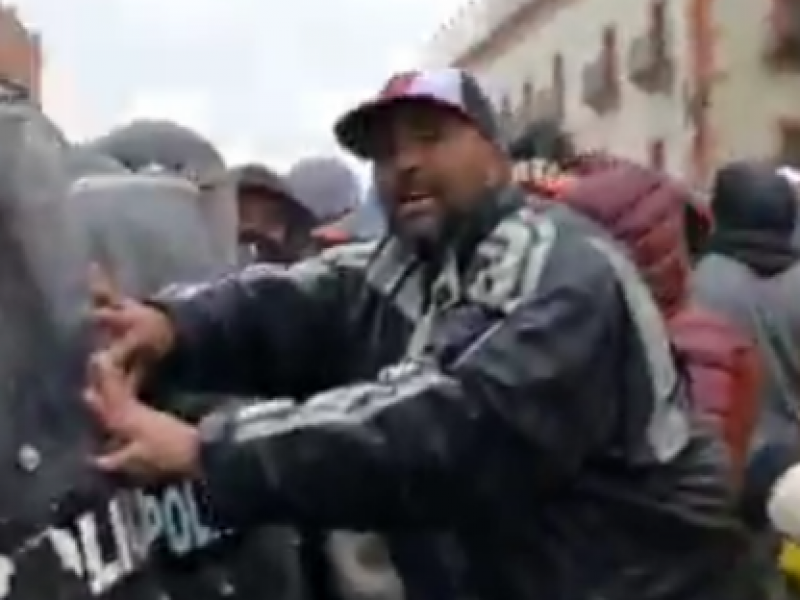 Se confrontan manifestantes y estatales en Centro Histórico