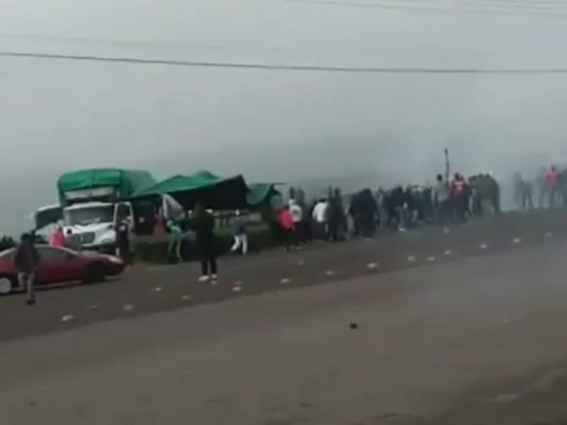 Se confrontan policías y normalistas en Tiripetío