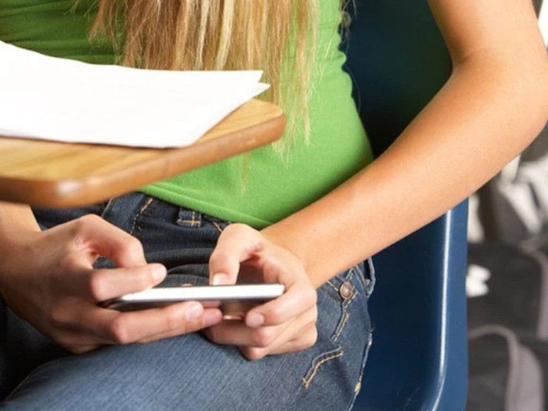 SE consultará a padres y maestros sobre uso de celulares