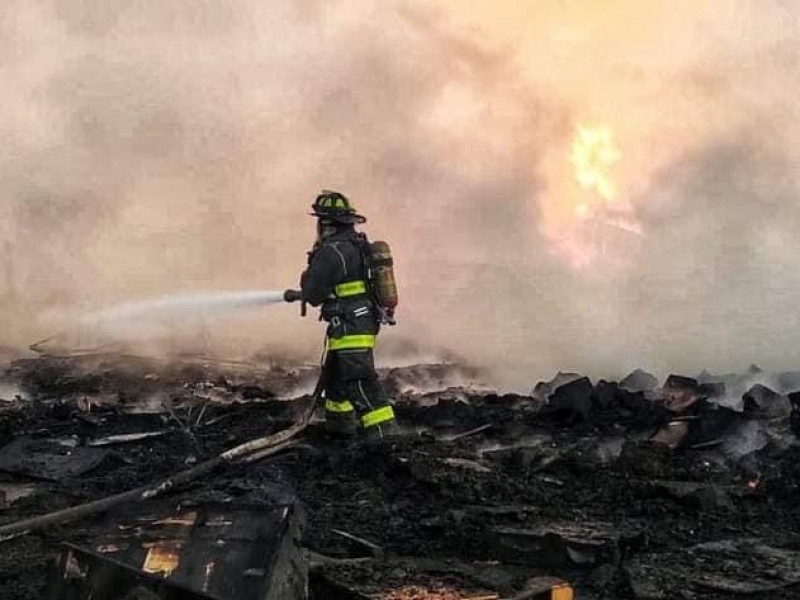 Se consumen toneladas de madera por incendio en Calamanda