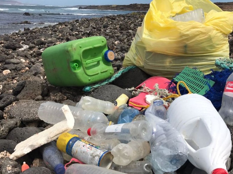 Se convierten en dolor de cabeza, vendedores ambulantes contaminan playas nayaritas