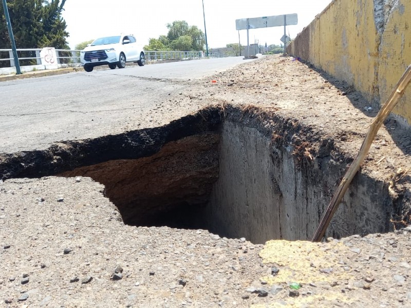 Se crea socavón en puente vehicular de Av. Río Grande