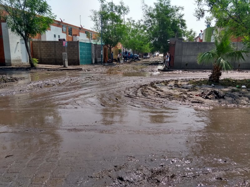 Se cubren de lodo calles de fraccionamientos