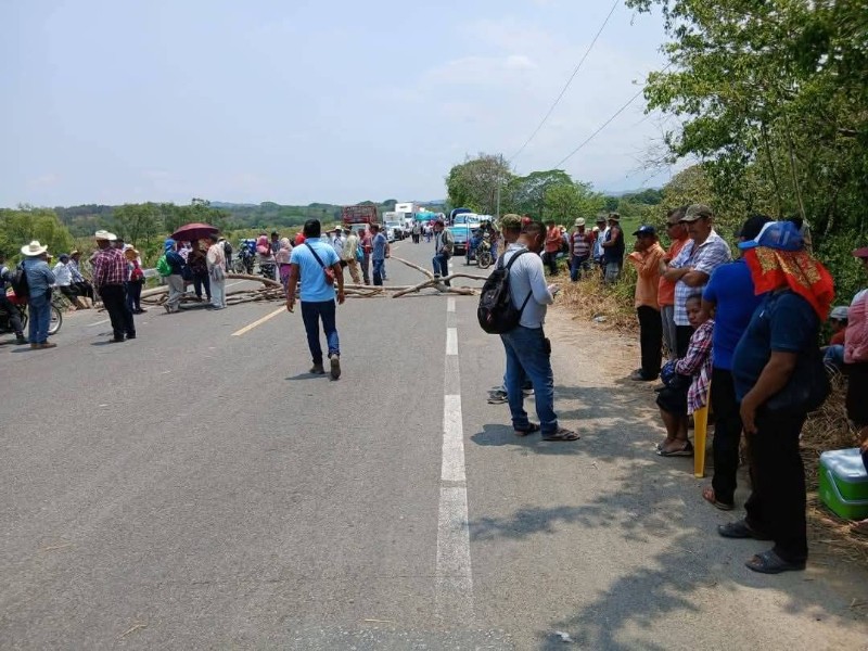 Se cumple 24 horas de bloqueo carretero en Matías Romero-Veracruz