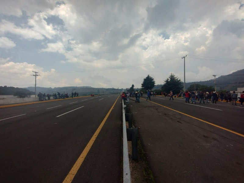 SE CUMPLEN 24 HORAS  DE BLOQUEO EN LA CARRETERA