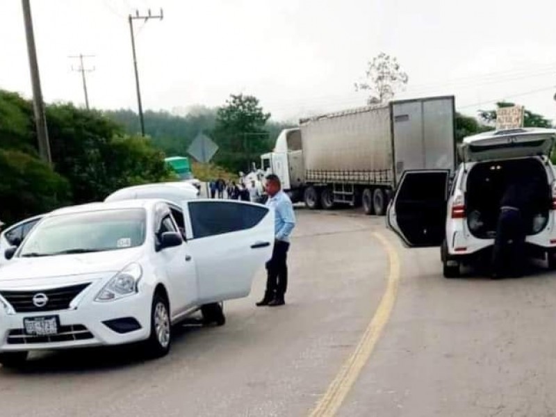 Se cumplen más de 24 horas de bloqueo en Carranza