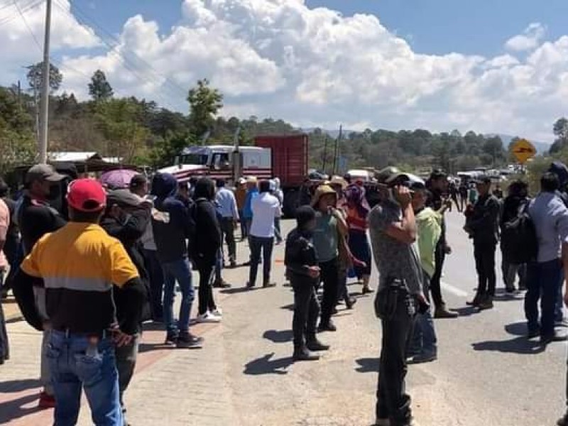 Liberan a funcionarios retenidos en Teopisca pero siguen bloqueos
