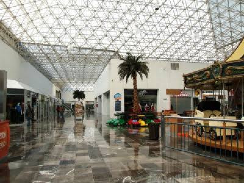 Se debe reconsiderar reapertura de centros comerciales: OCL