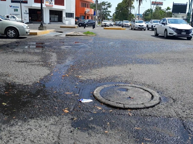 Se derraman aguas negras en avenida Camino Real