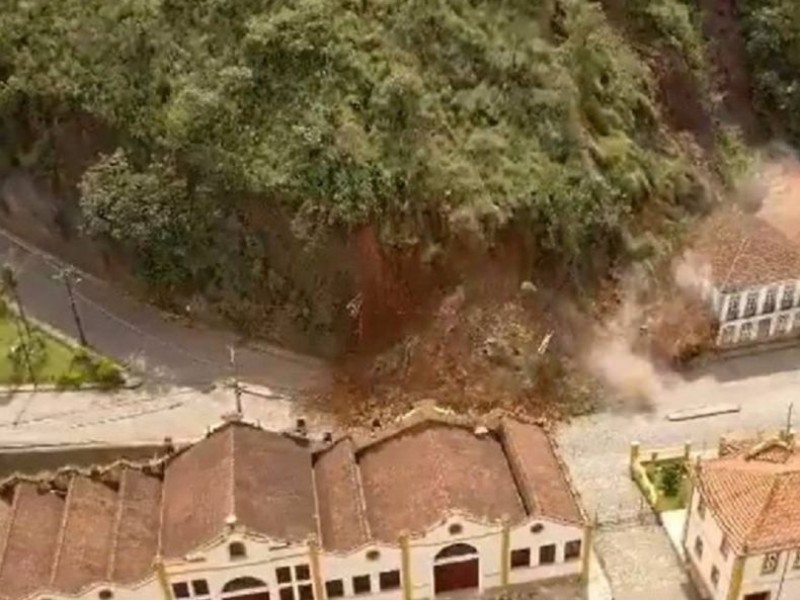 Se derrumba cerro en Brasil tragando una casona antigua