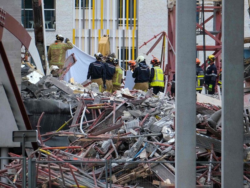 Se derrumba escuela en construcción, al menos 5 muertos