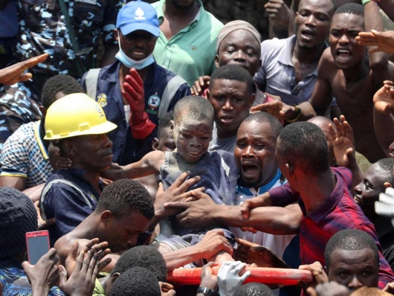 Se derrumba primaria en Nigeria: hay niños atrapados