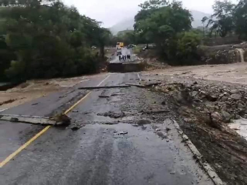 Se derrumba puente El Carrizo de carretera Manzanillo-Minatitlán