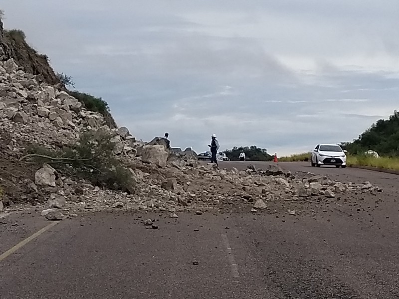 Se derrumba una parte de cerro