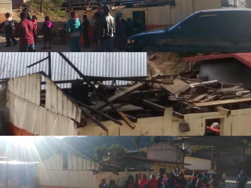 Se derrumban techos de dos colegios por ráfagas de viento