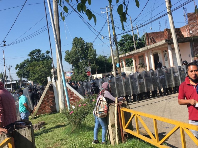 Se desata gresca en Caltzontzin entre normalistas y policías