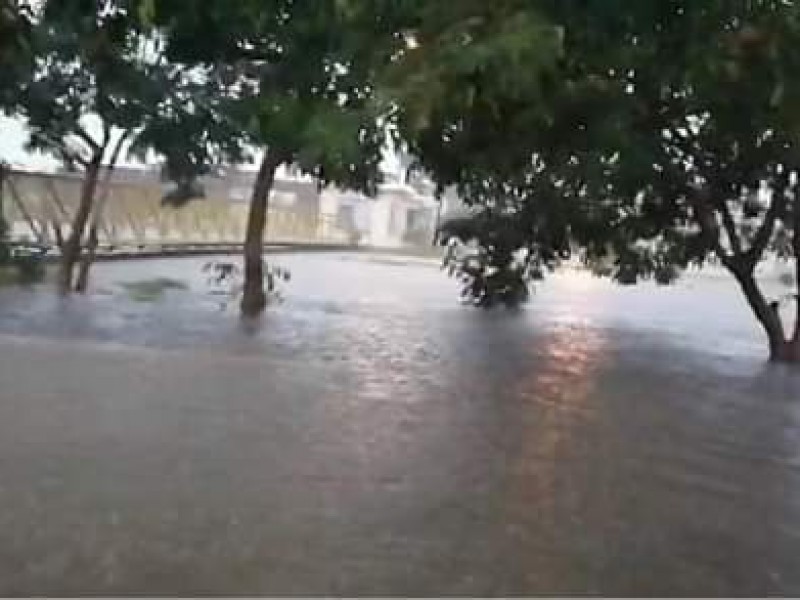 Se desborda arroyo de los Jabalíes en Mazatlan