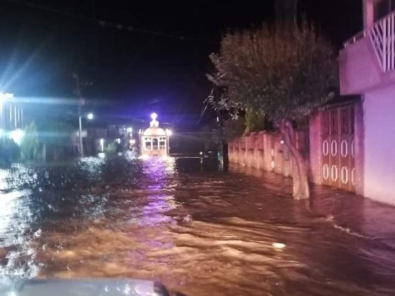 Se desborda arroyo en Cuamio, comunidad de Cuitzeo