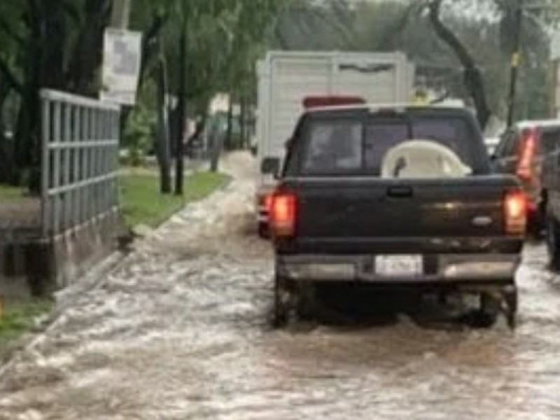 Se desborda Arroyo Las Liebres