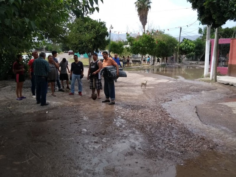 Desborda canal de riego en Lerdo