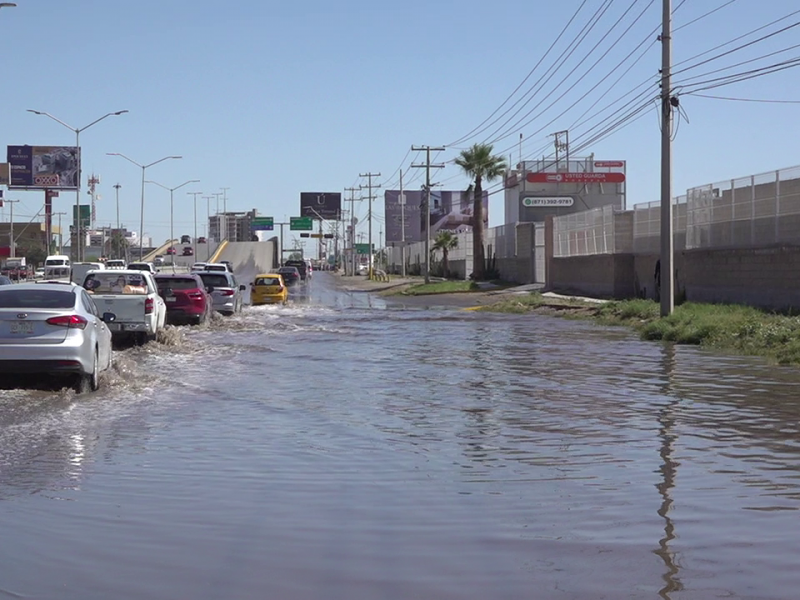 Se desborda canal de riego, inunda importante vialidad