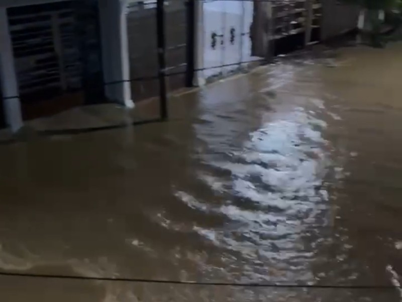 Se desborda canal del Fraccionamiento Jacarandas en Mazatlán