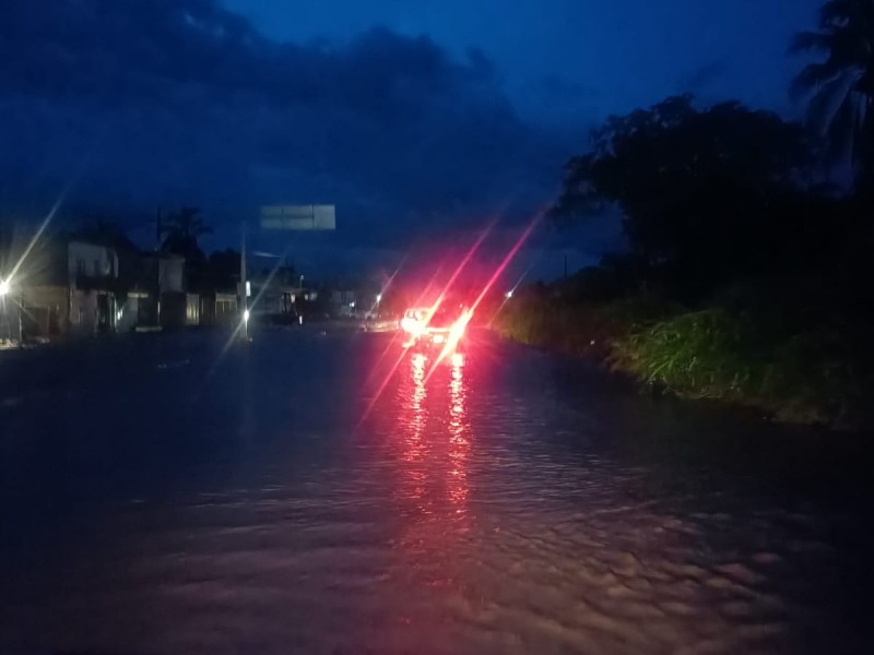 Se desborda canal sobre carretera federal 200