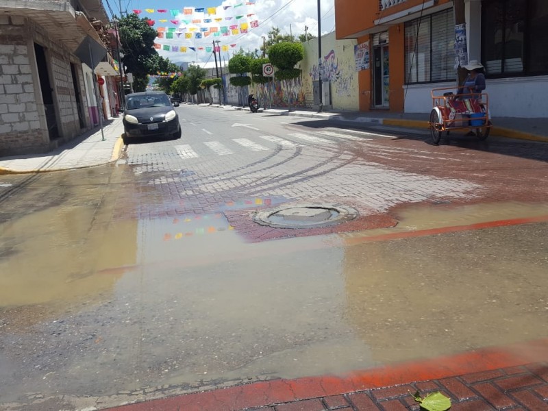 Se desborda drenaje en Coapan, ya es problema continuo