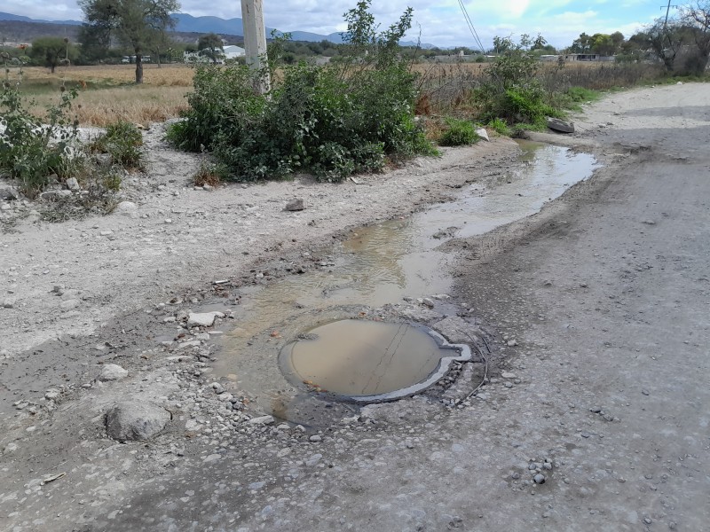 Se desborda drenaje en Cuayucatepec, un mes generando contaminación