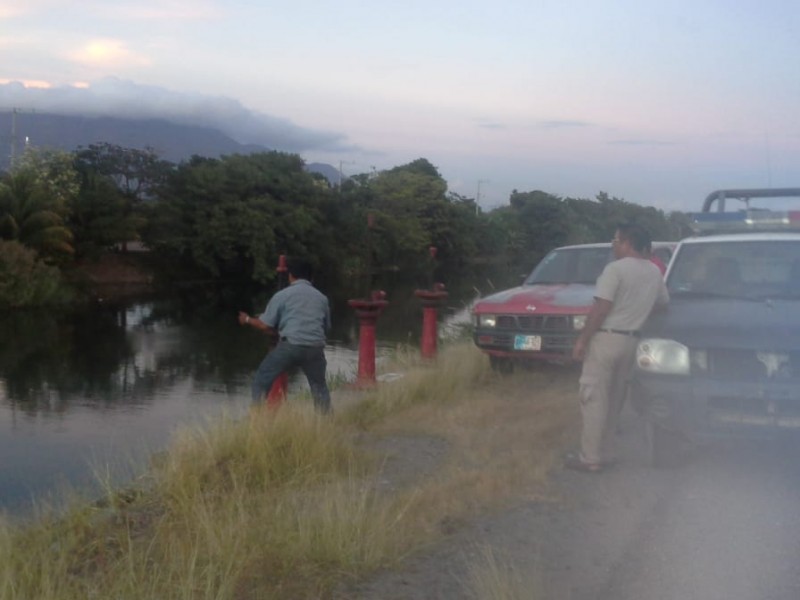 Se desborda el canal de riego en Tehuantepec