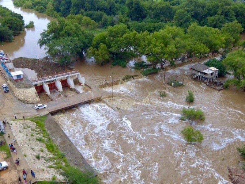 Se desborda el Río en Sinaloa de Leyva