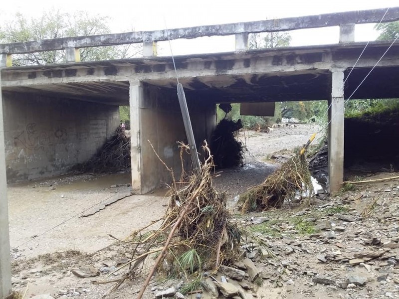 Se desborda río en comunidades de Acatlán de Osorio