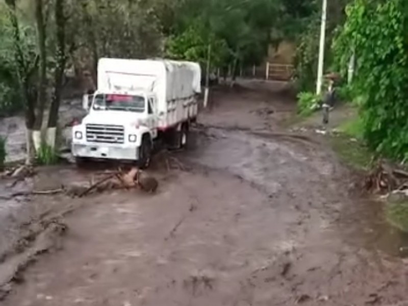 Se desborda río en Peribán