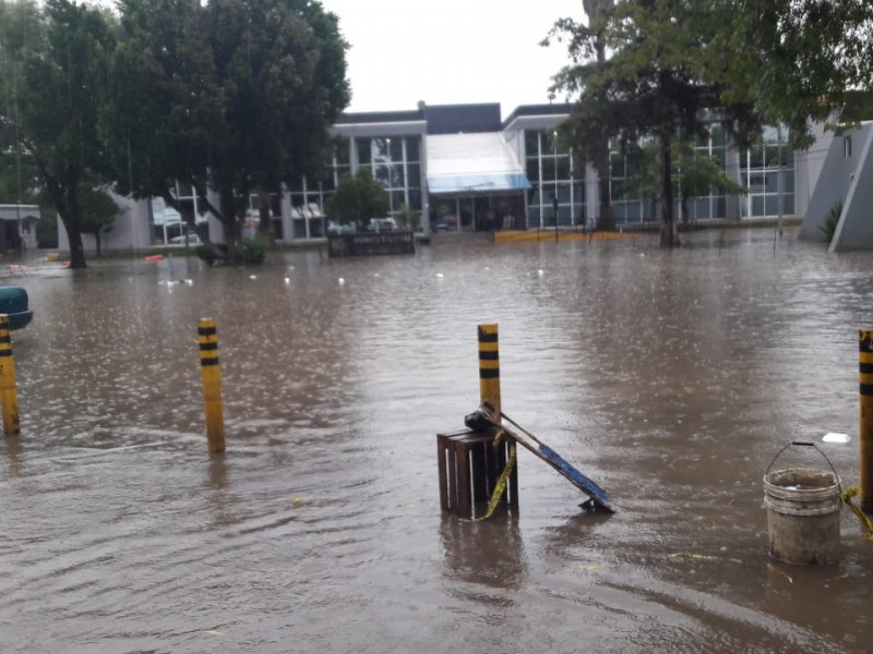 Se desborda río en Policía y Tránsito