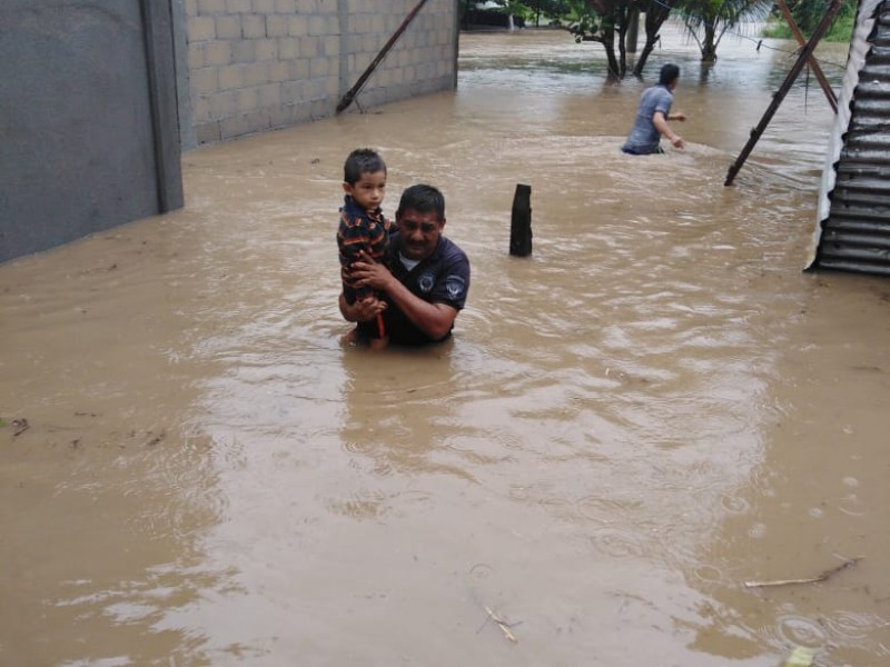 Se desborda río en Reforma diez viviendas afectadas