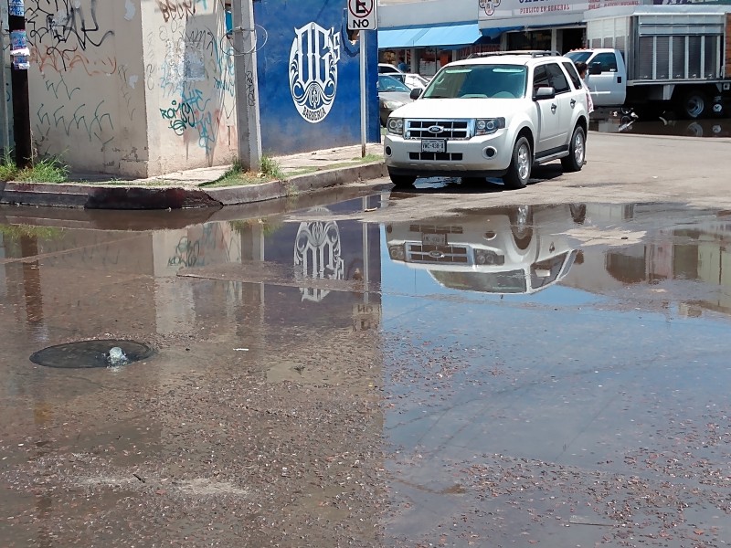 Se desbordan aguas negras tras ligera lluvia