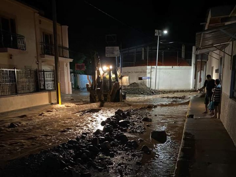 Se desbordan arroyos en Amatlán de Cañas