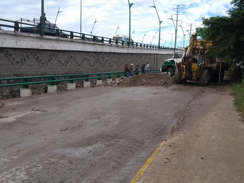 Se desbordan arroyos y se registran encharcamientos