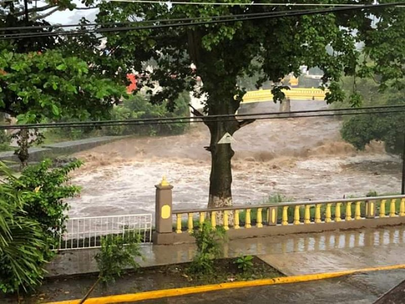 Se desbordan ríos en Santiago Tuxtla tras FF4