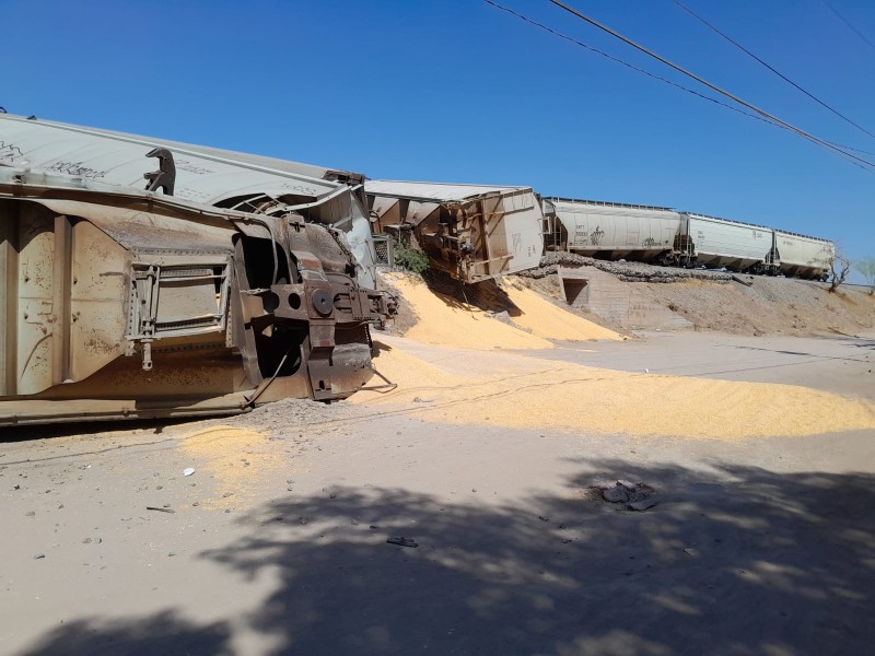 Se descarrila tren en Navojoa con toneladas de maíz amarillo