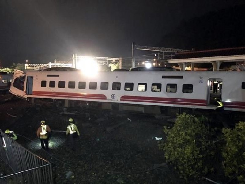 Se descarrila tren en Taiwán, hay 22 muertos