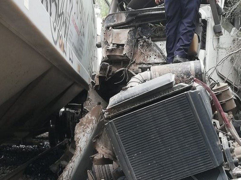 Se descarrila tren por choque con tráiler en Apaxco